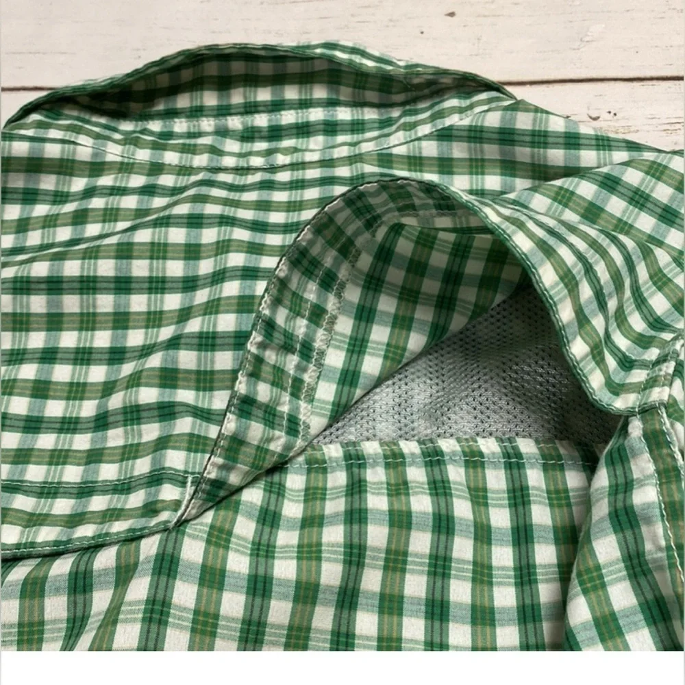 The North Face men’s  Vented Plaid Button Down Shirt size med